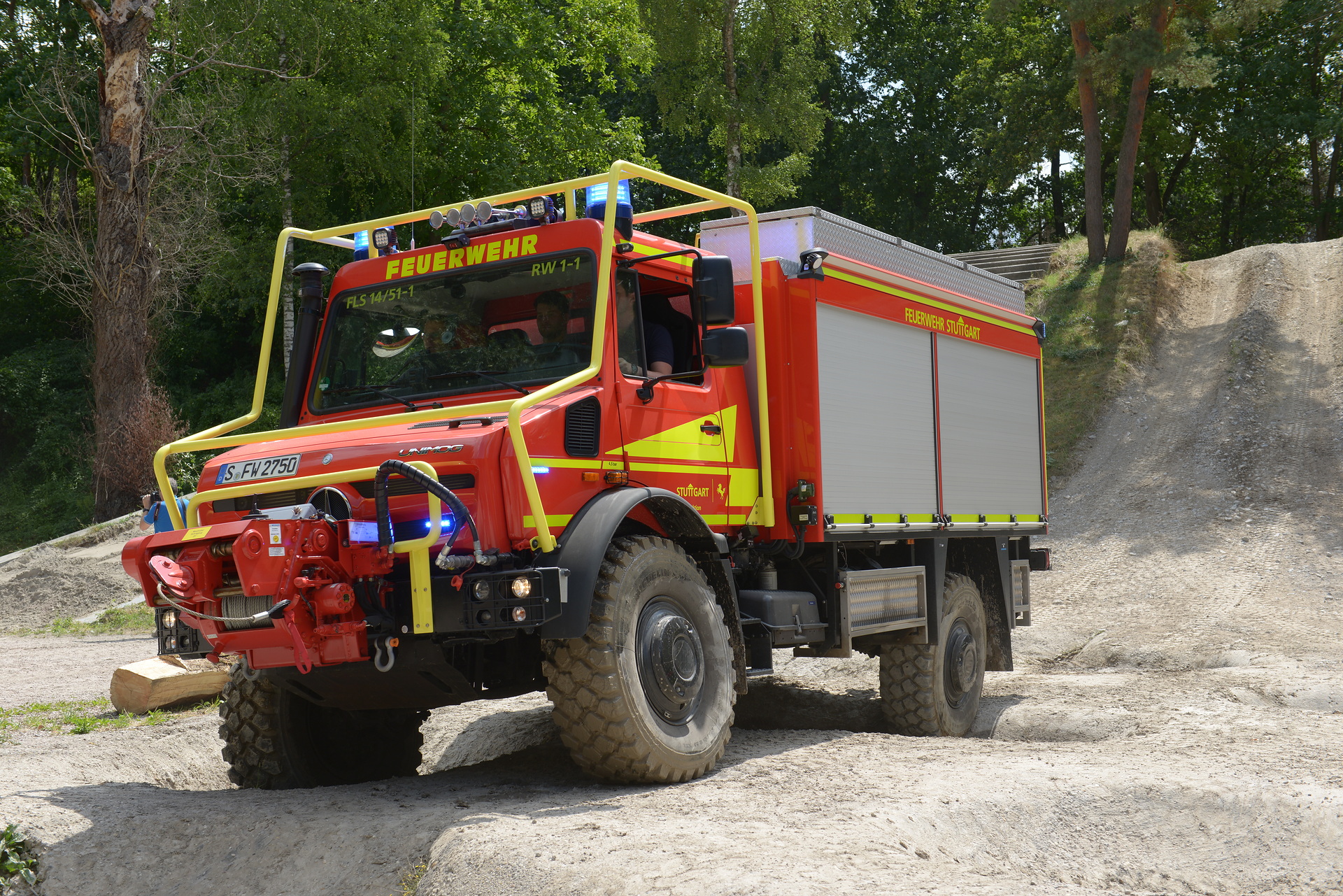 Verstärkung in Extremsituationen: Feuerwehr Stuttgart setzt auf geländegängige Unimog