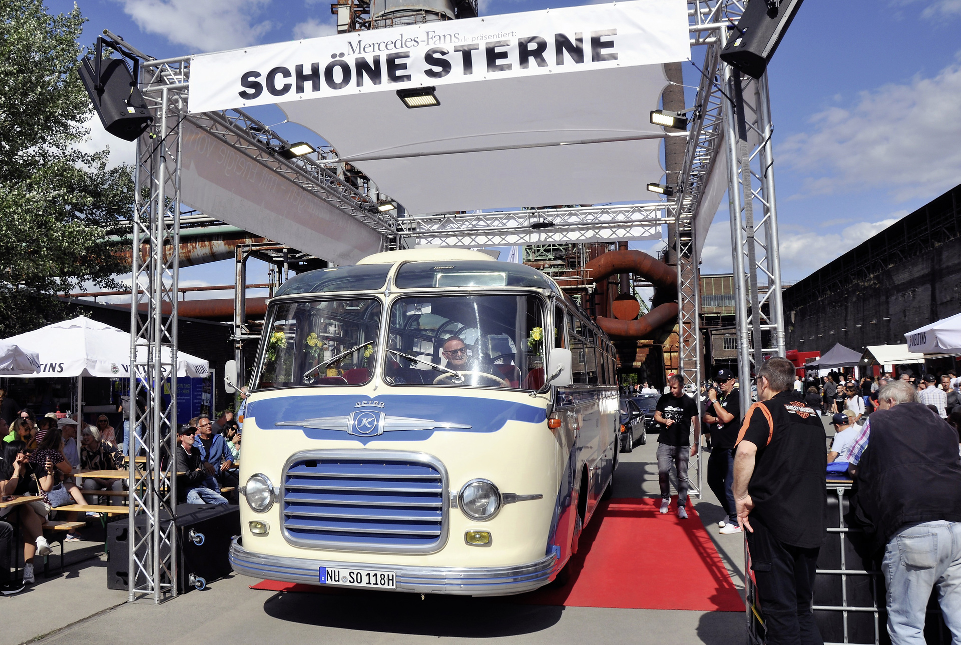 Erster Dreiachser-Lkw von Mercedes-Benz und Setra S 11 glänzen bei den schönen Sternen