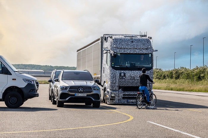 Auf Herz und Nieren getestet: Daimler Truck prüft intensiv seine neuen und weiterentwickelten Sicherheitsassistenzsysteme