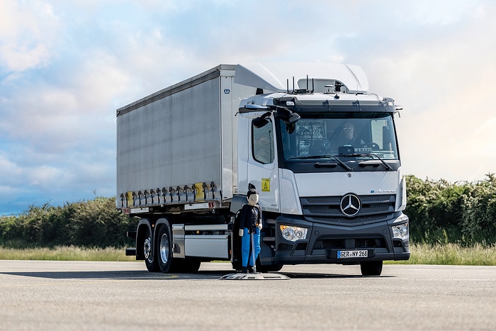 Putting vehicles through their paces: Daimler Truck is intensively testing its new and evolved safety assistance systems