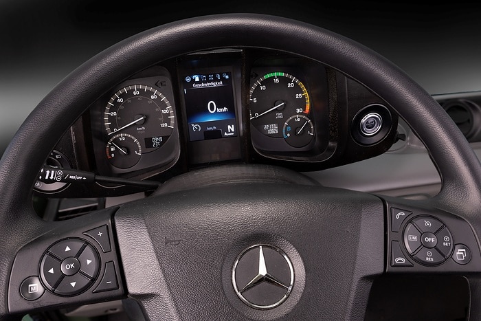 New UNI-TOUCH operating system for Unimog implement carrier – intuitive, flexible, no fuss