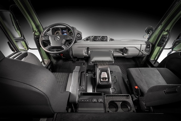 New UNI-TOUCH operating system for Unimog implement carrier – intuitive, flexible, no fuss