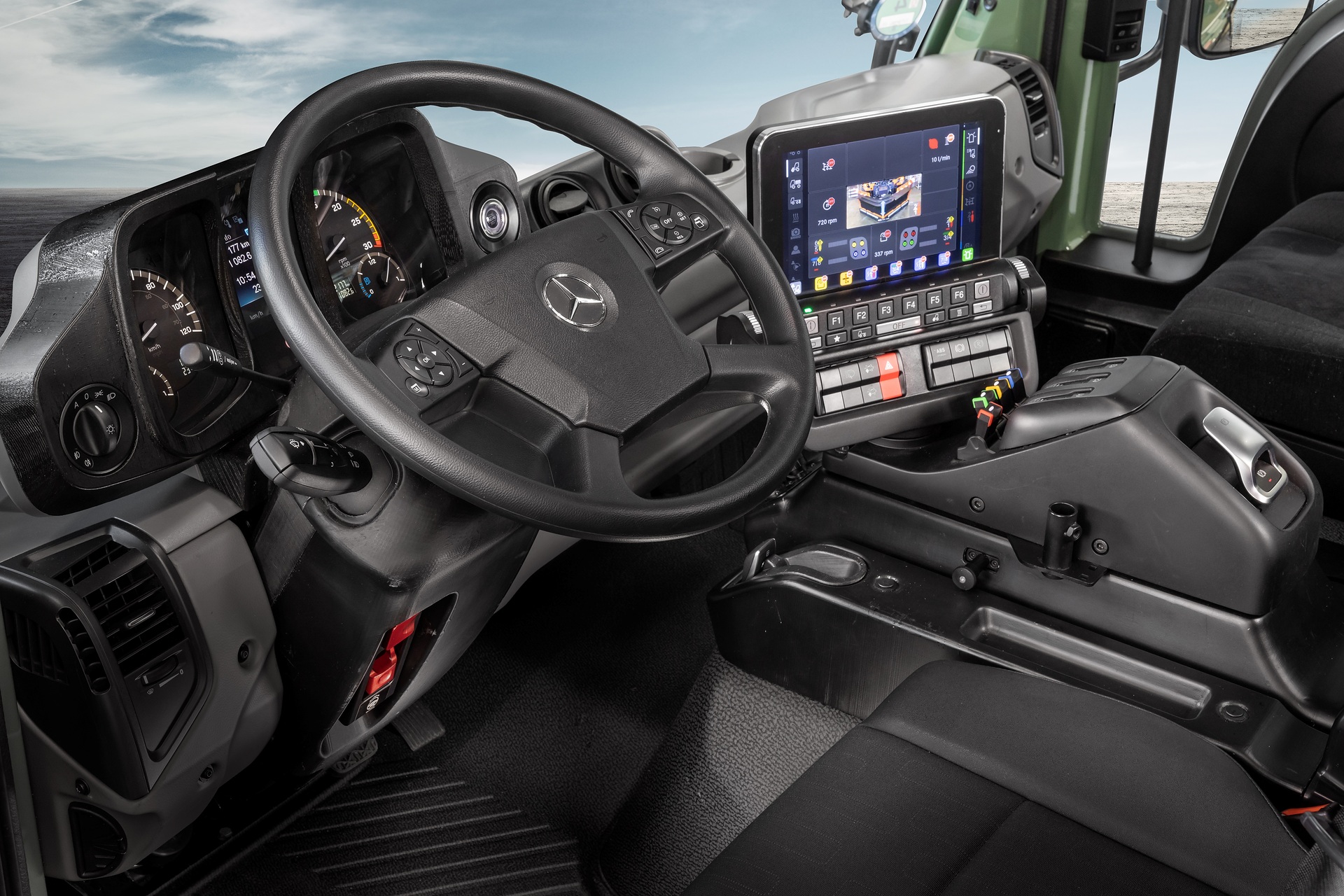 New UNI-TOUCH operating system for Unimog implement carrier – intuitive, flexible, no fuss