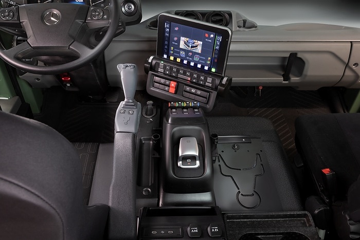 New UNI-TOUCH operating system for Unimog implement carrier – intuitive, flexible, no fuss