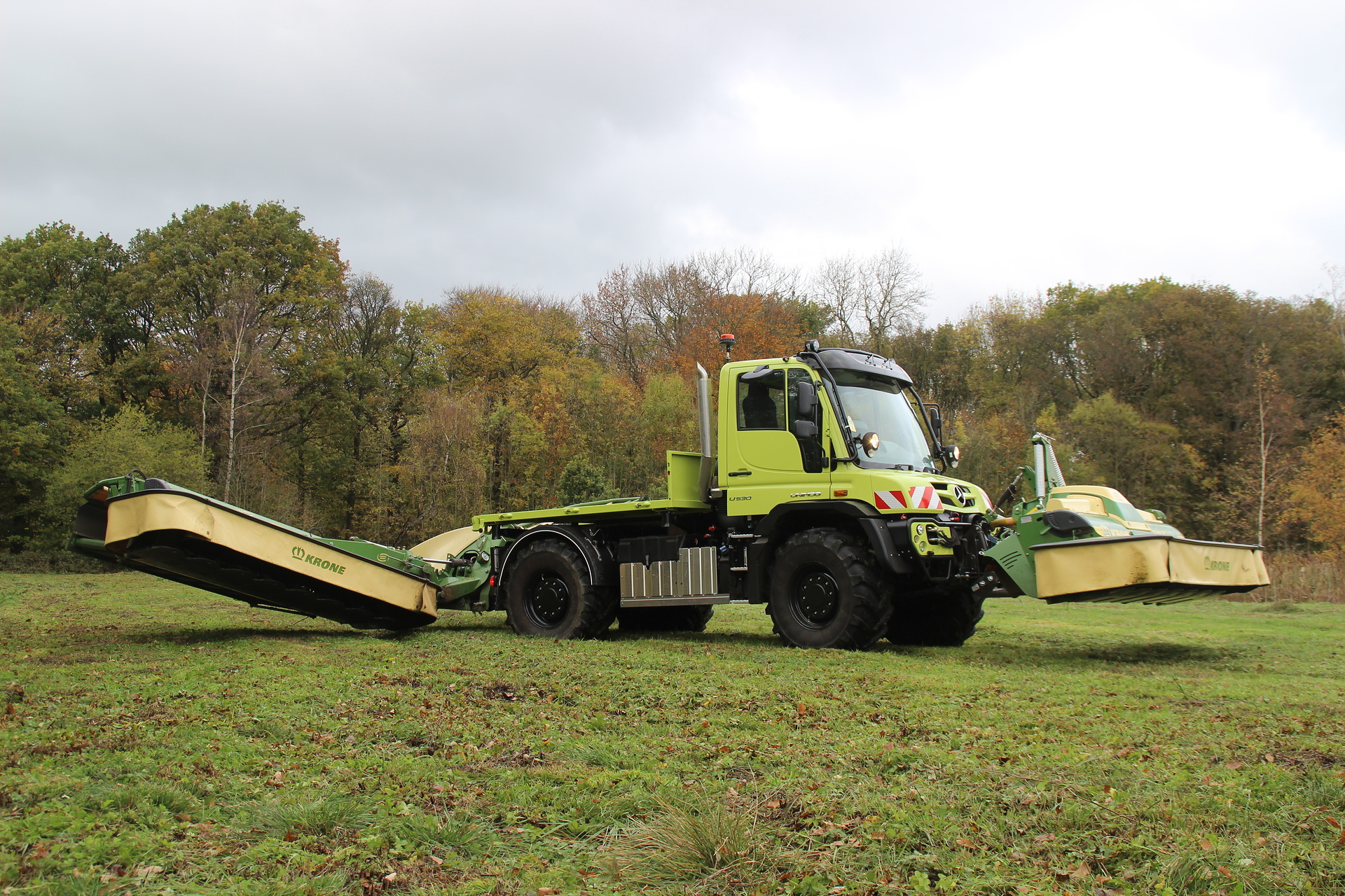 Unimog U 530 with hydraulic spring and mowing combination