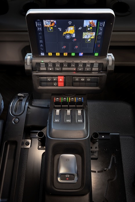 New UNI-TOUCH operating system for Unimog implement carrier – intuitive, flexible, no fuss