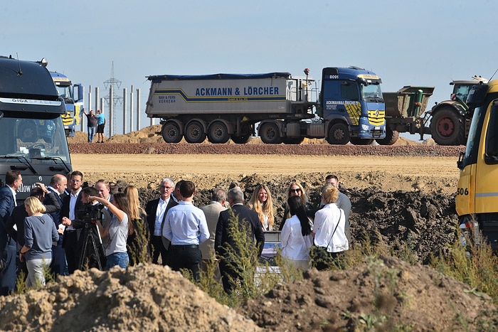 Grundsteinlegung in Halberstadt: Mercedes-Benz Lkw errichtet zentralen Logistikstandort für weltweite Ersatzteilversorgung