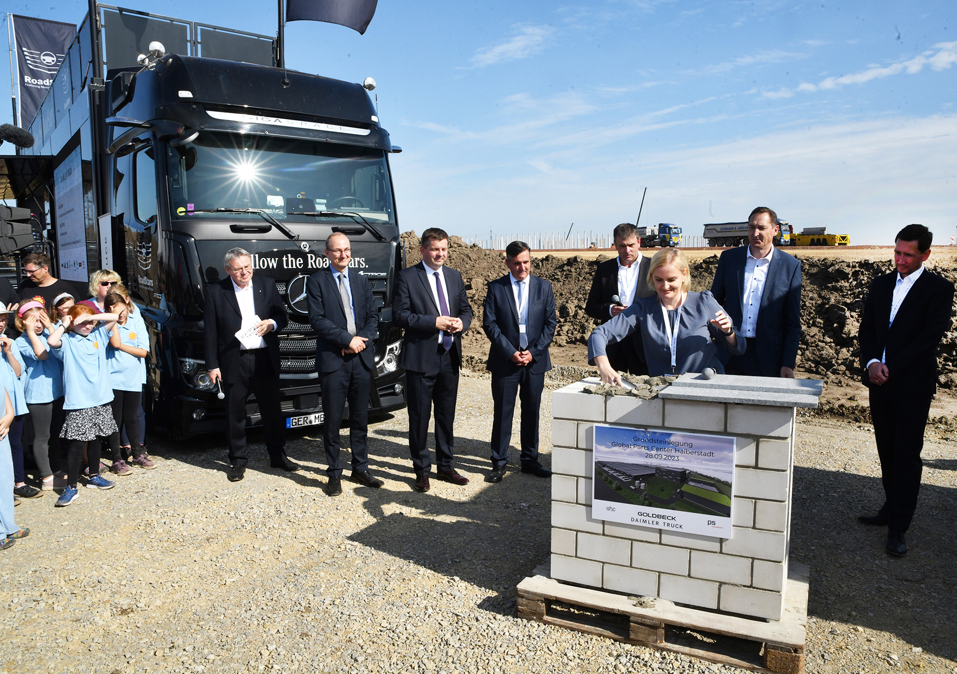 Laying of the foundation stone: Mercedes-Benz Trucks sets up central logistics hub for the global supply of spare parts