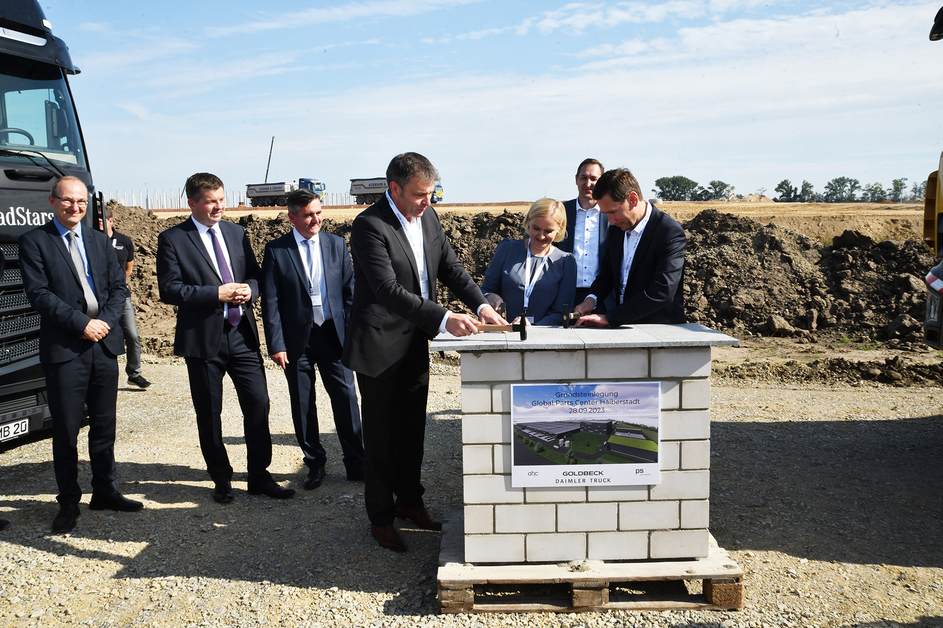 Laying of the foundation stone: Mercedes-Benz Trucks sets up central logistics hub for the global supply of spare parts