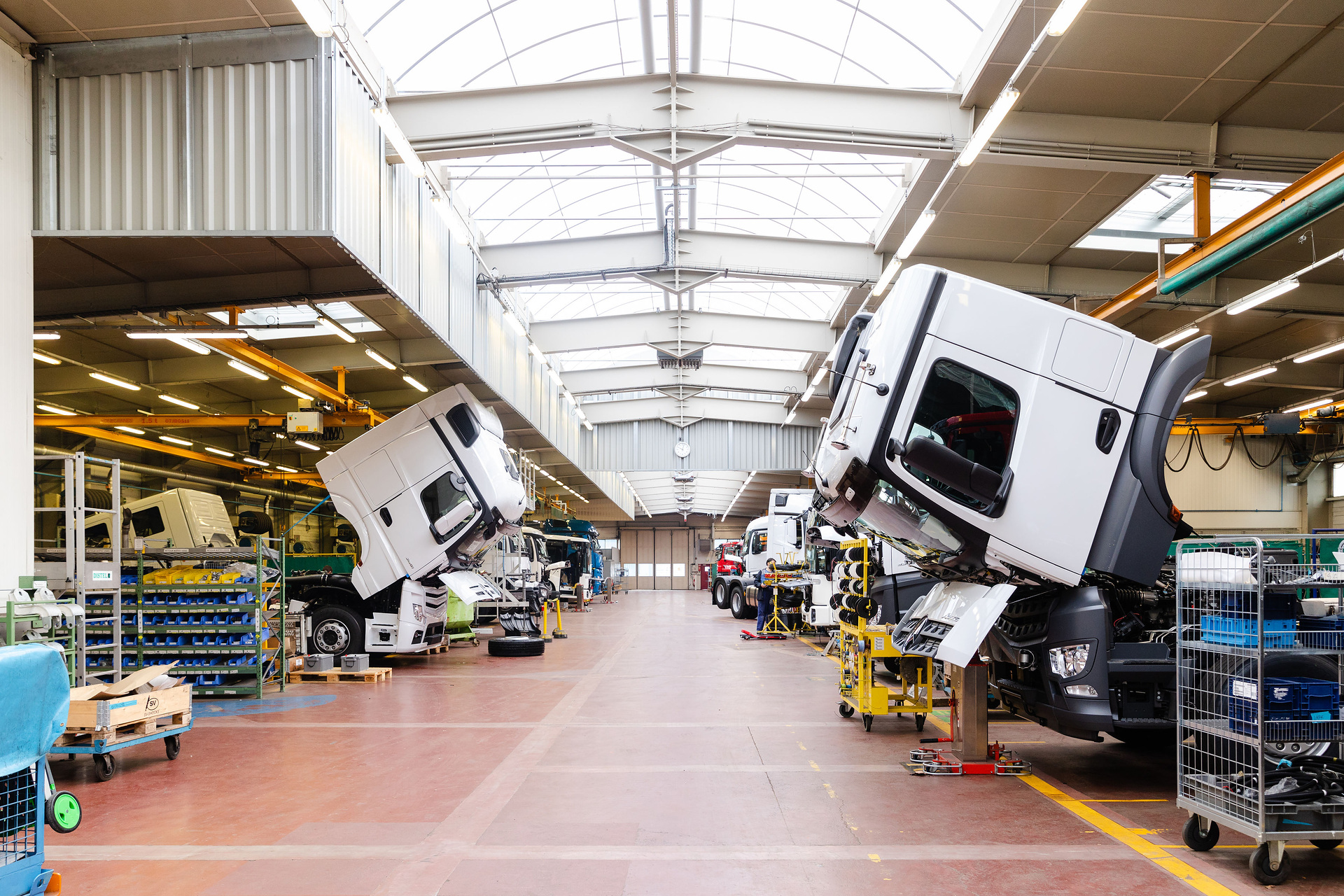Das Besondere ist hier Routine: Mercedes-Benz Lkw-Manufaktur liefert 300.000stes spezialgefertigtes Fahrzeug aus