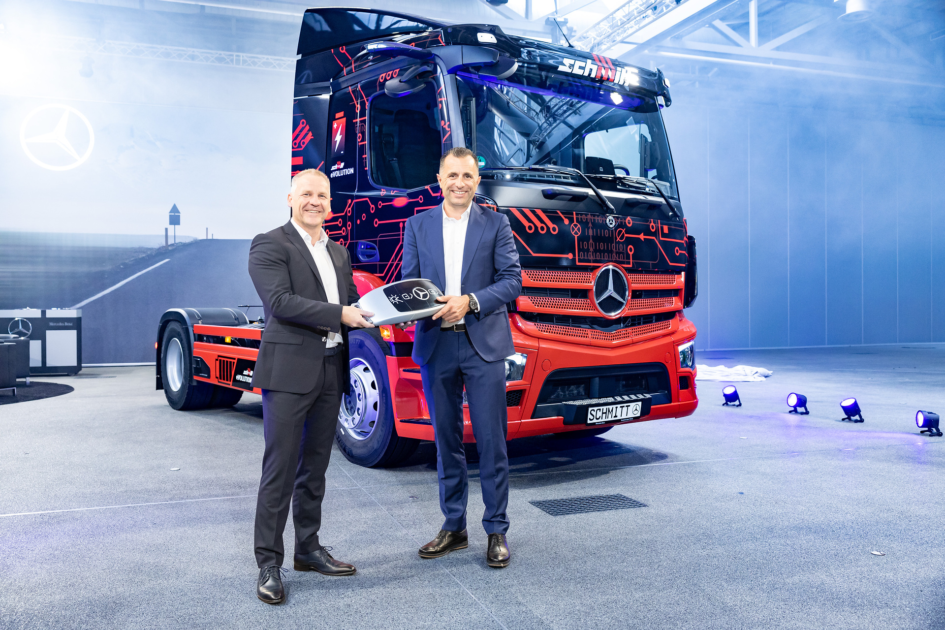 First eActros 300 semitrailer tractor in Germany handed over to Logistik Schmitt – start of series production at the end of the year