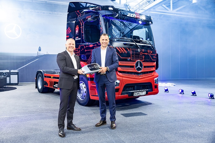 First eActros 300 semitrailer tractor in Germany handed over to Logistik Schmitt – start of series production at the end of the year