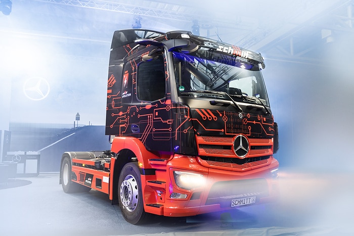 First eActros 300 semitrailer tractor in Germany handed over to Logistik Schmitt – start of series production at the end of the year