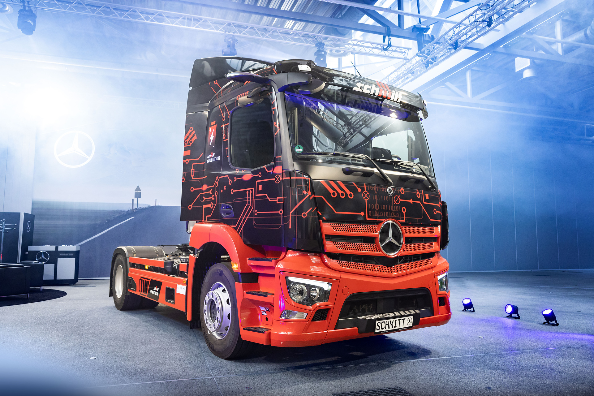 First eActros 300 semitrailer tractor in Germany handed over to Logistik Schmitt – start of series production at the end of the year