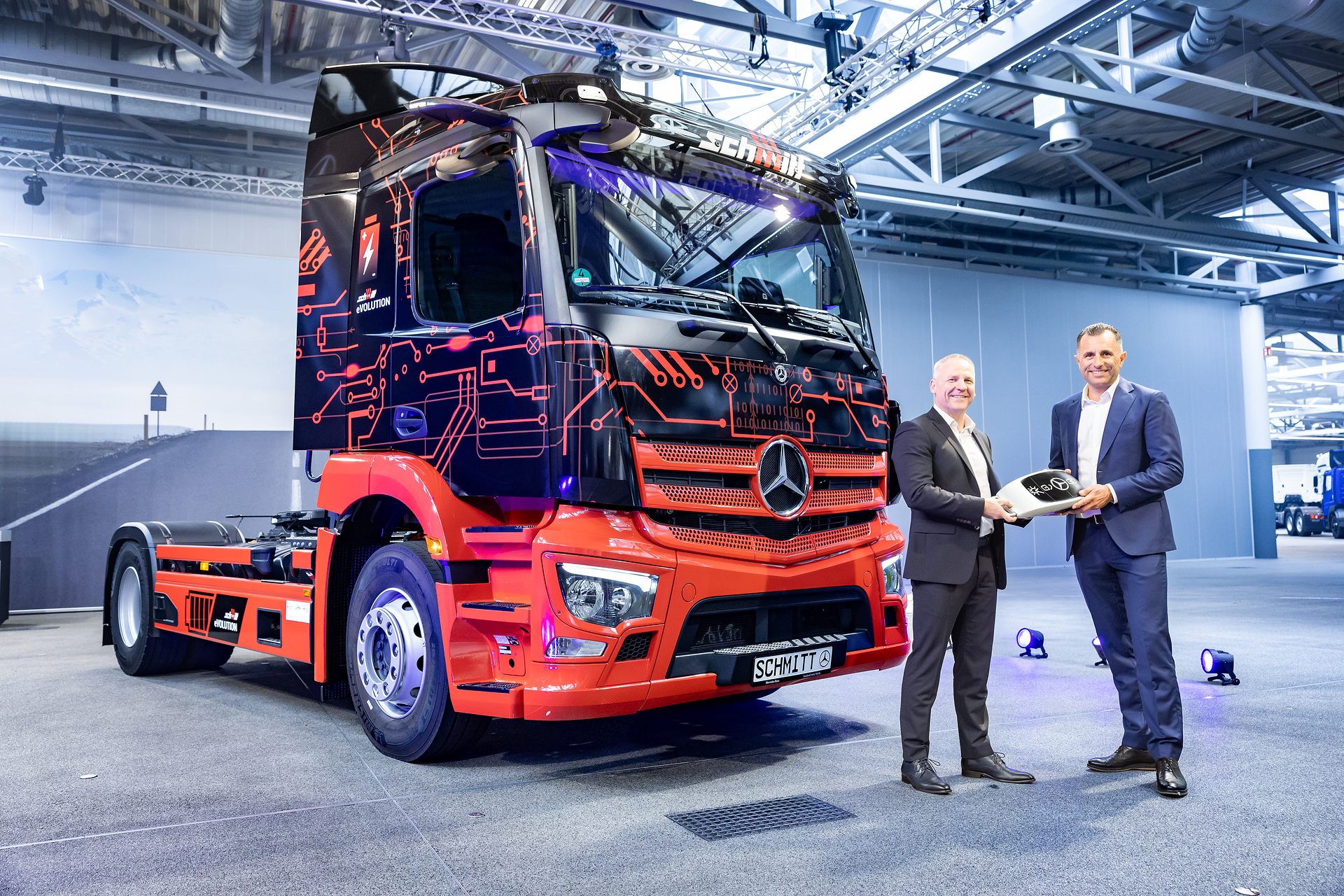 First eActros 300 semitrailer tractor in Germany handed over to Logistik Schmitt – start of series production at the end of the year