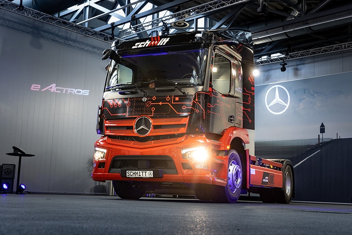 First eActros 300 semitrailer tractor in Germany handed over to Logistik Schmitt – start of series production at the end of the year