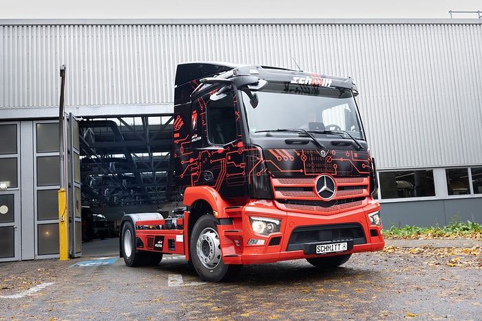 First eActros 300 semitrailer tractor in Germany handed over to Logistik Schmitt – start of series production at the end of the year