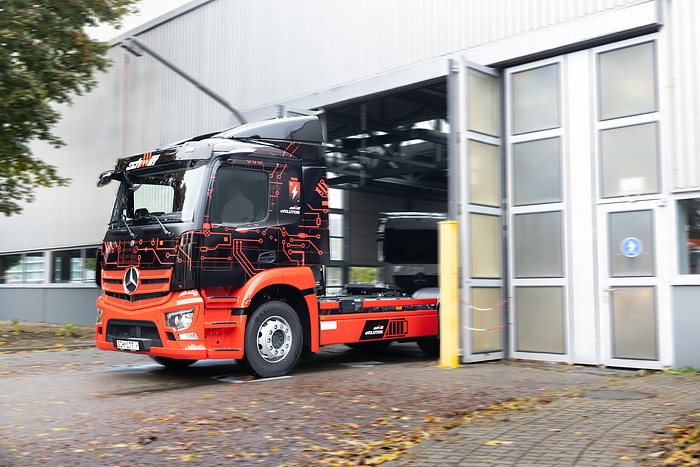 First eActros 300 semitrailer tractor in Germany handed over to Logistik Schmitt – start of series production at the end of the year