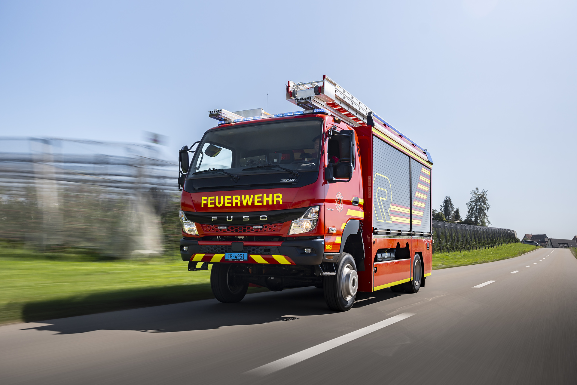 Rescue, extinguish, recover, protect: FUSO Canter 4x4 for the Swiss fire brigade