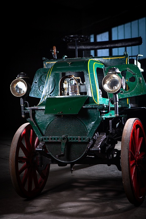 A rare bird indeed: the Daimler cardan-truck from 1899