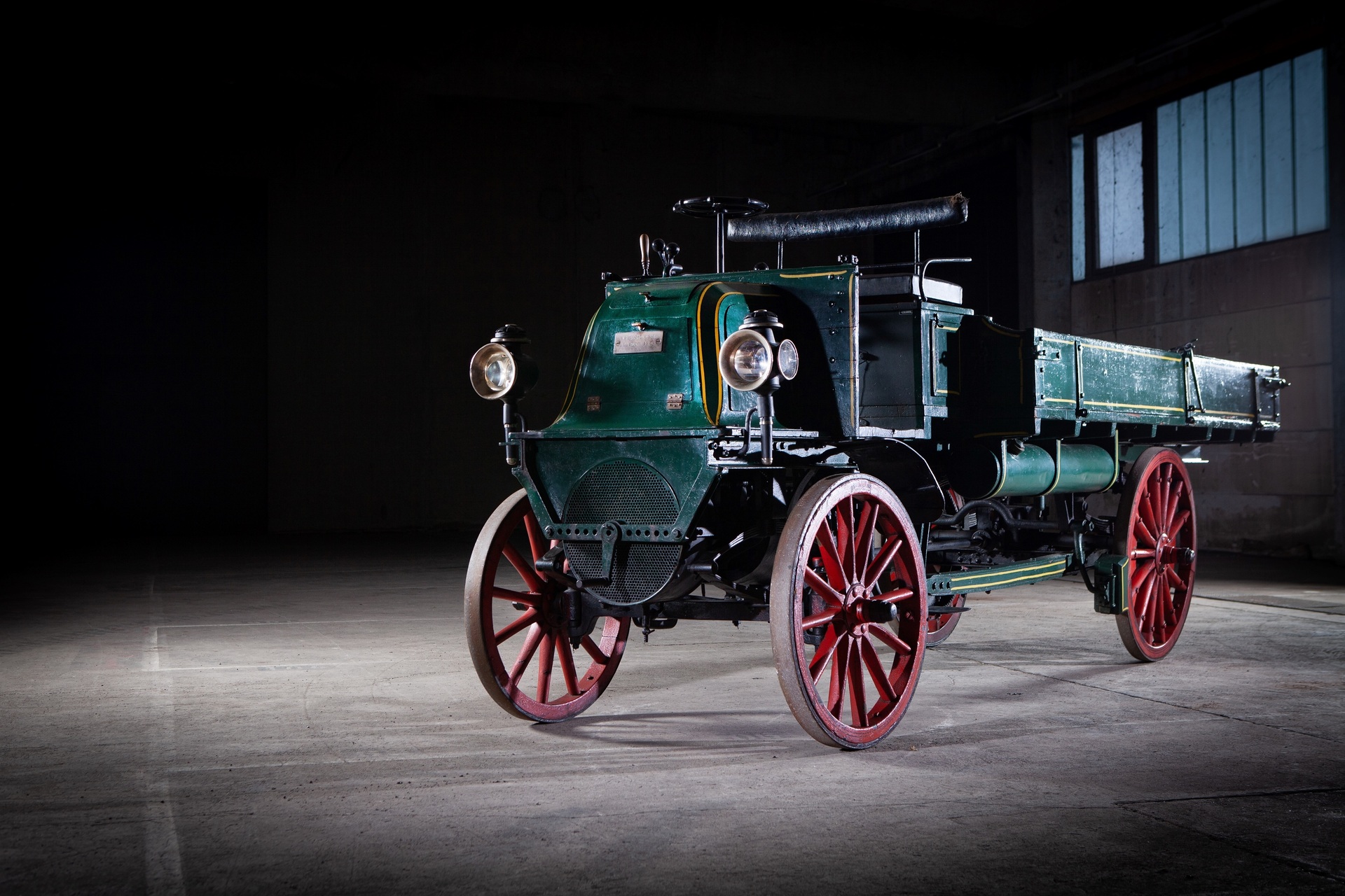 A rare bird indeed: the Daimler cardan-truck from 1899