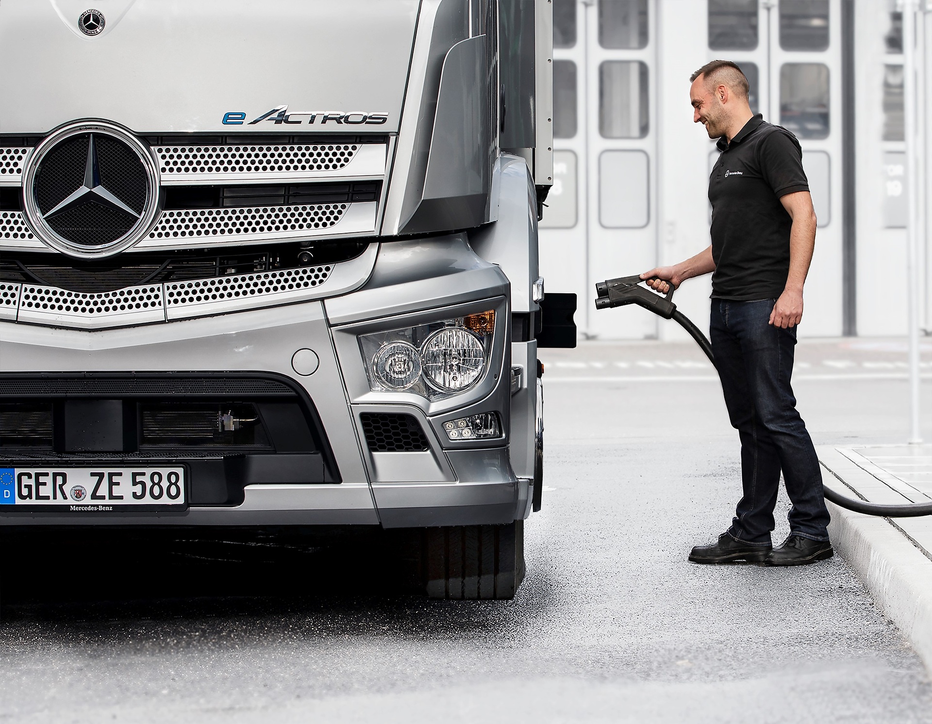 Holistic e-mobility: Mercedes-Benz Trucks now offering charging stations for customer depots