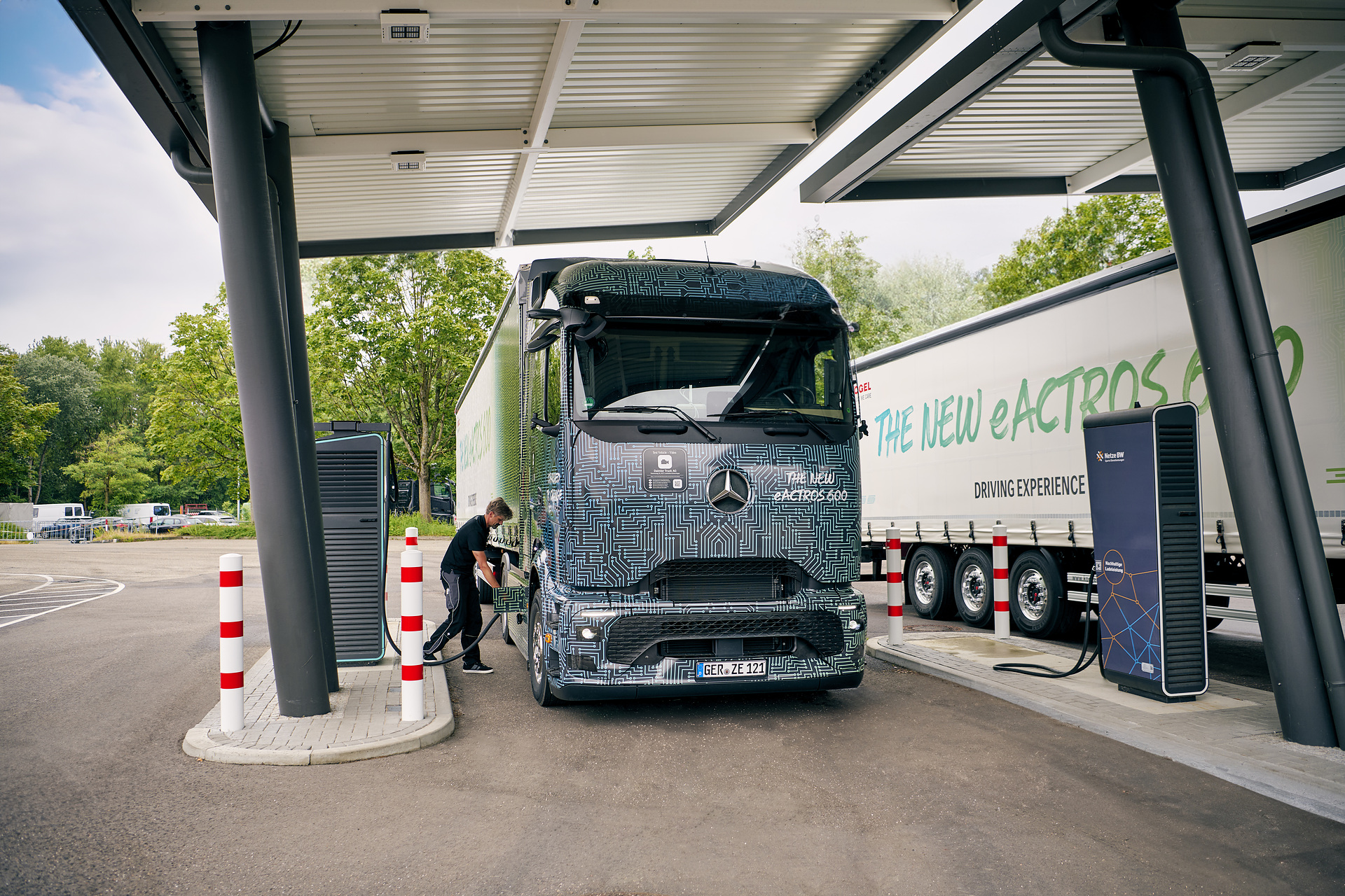 Charging the near-series prototype of the eActros 600 Mercedes-Benz eActros 600 in practical driving conditions at the "eActros 600 Driving Experience” in Wörth