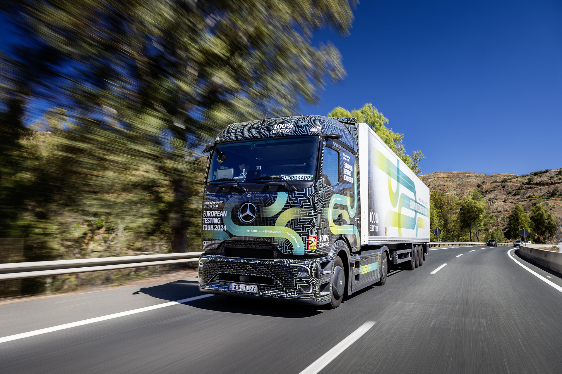 Vollelektrisch durch Europa: eActros 600 Test-Trucks erreichen südlichstes Etappenziel Tarifa