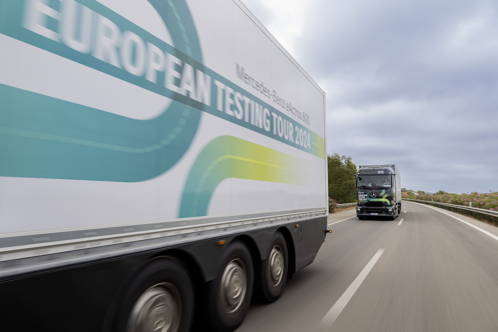 Vollelektrisch durch Europa: eActros 600 Test-Trucks erreichen südlichstes Etappenziel Tarifa