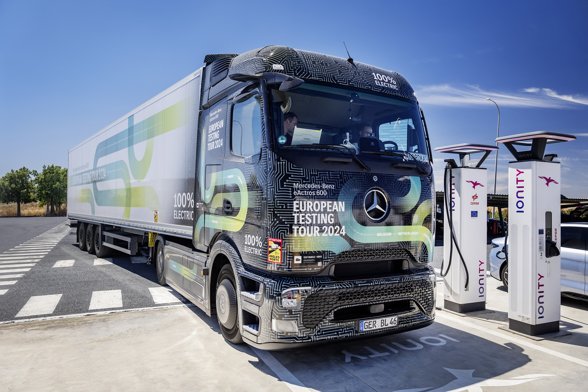 Vollelektrisch durch Europa: eActros 600 Test-Trucks erreichen südlichstes Etappenziel Tarifa