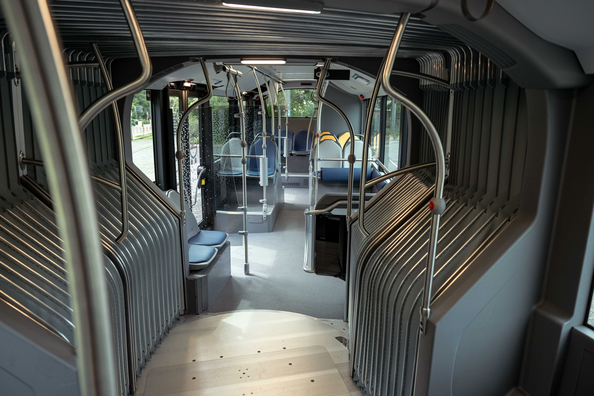 Mercedes-Benz liefert elektrische Gelenkbusse an Darmstädter Verkehrsunternehmen HEAG mobilo