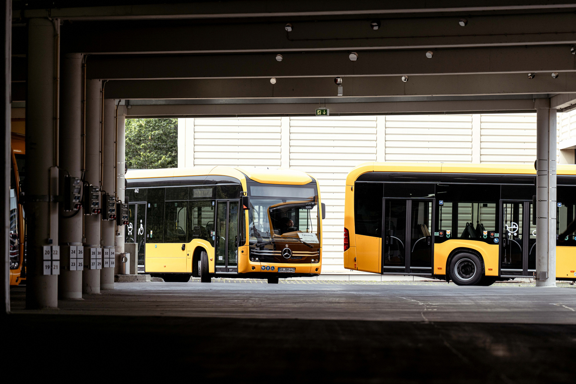 Mercedes-Benz liefert elektrische Gelenkbusse an Darmstädter Verkehrsunternehmen HEAG mobilo