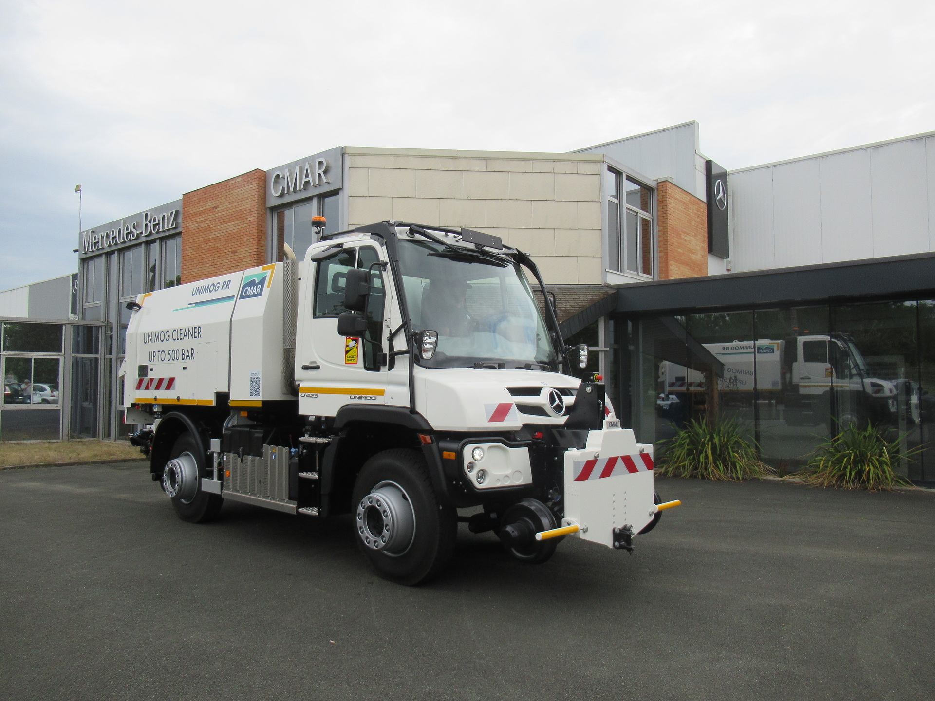 On steel or asphalt: Four multi-functional Unimog for two-way use at InnoTrans