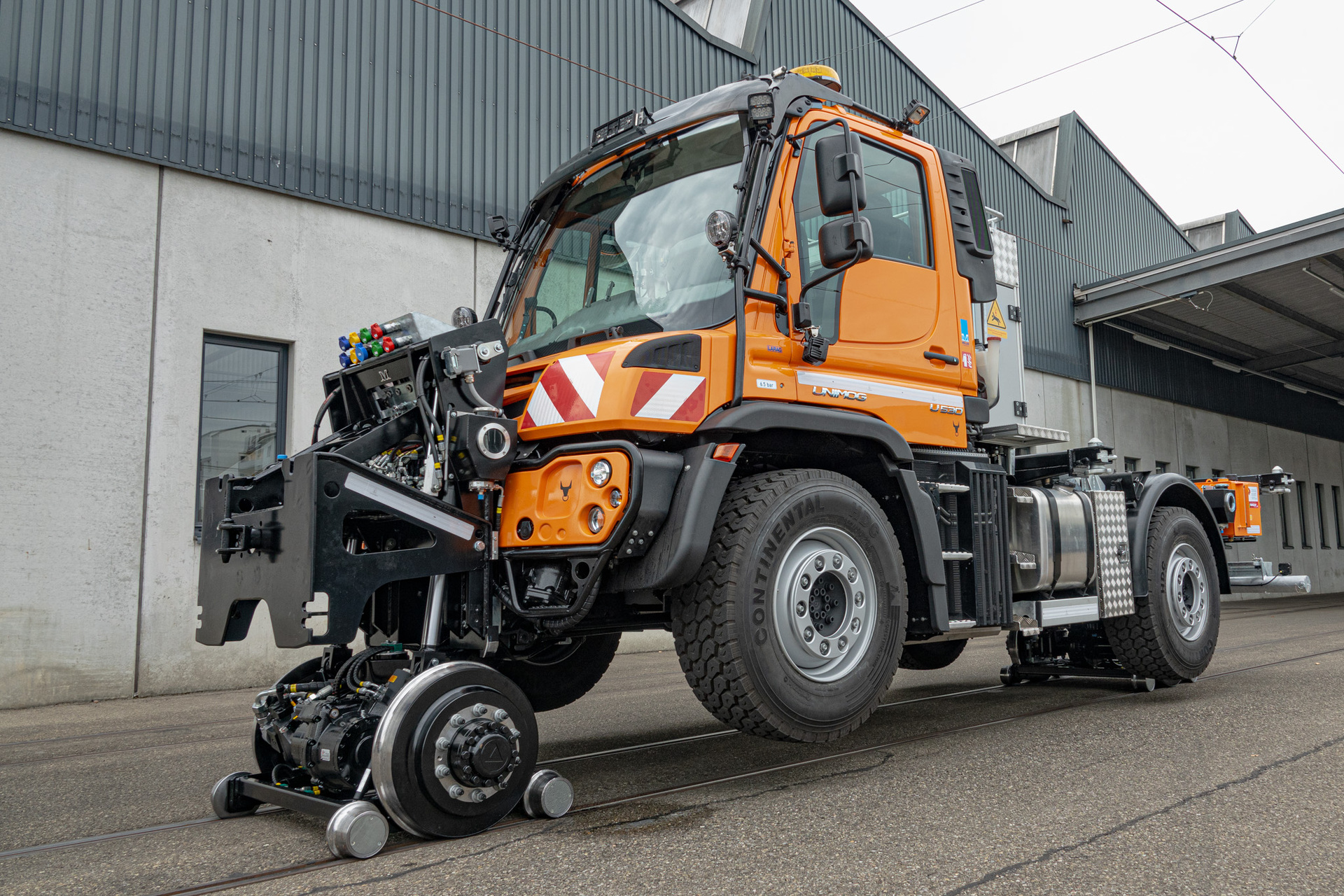 On steel or asphalt: Four multi-functional Unimog for two-way use at InnoTrans