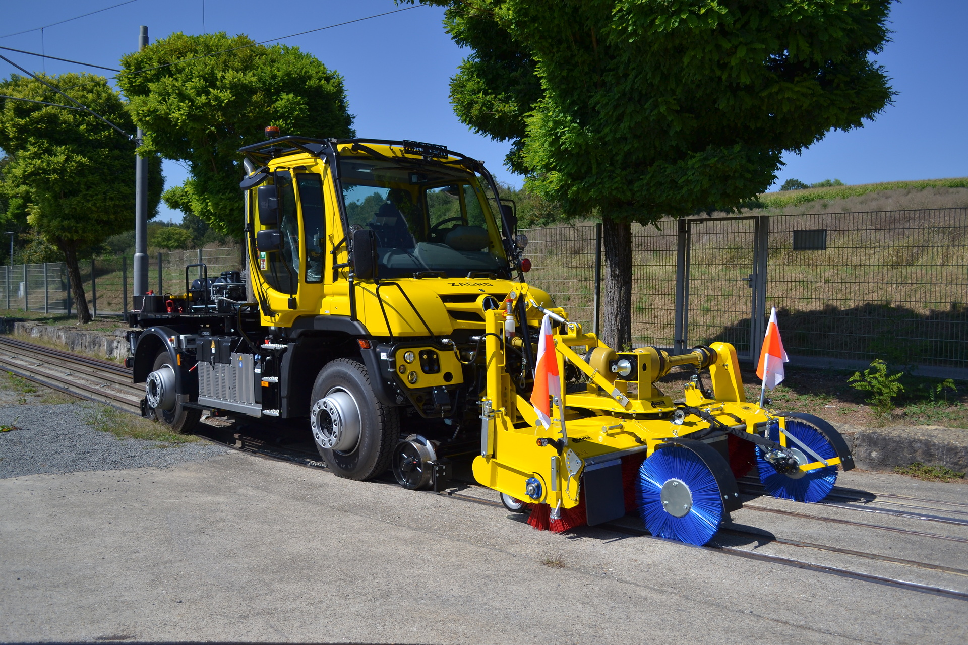 Ob auf Stahl oder Asphalt: Vier multifunktionale Unimog für den Zwei-Wege-Einsatz auf der InnoTrans