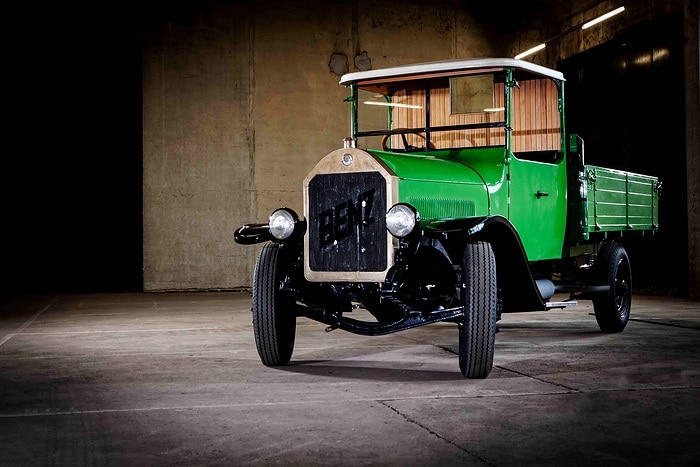 Alles im Zeichen der 100: 100 Jahre Mercedes-Benz Lkw bei karldischinger logistikdienstleister – Letter of Intent über 100 Null-Emissions-Lkw unterzeichnet