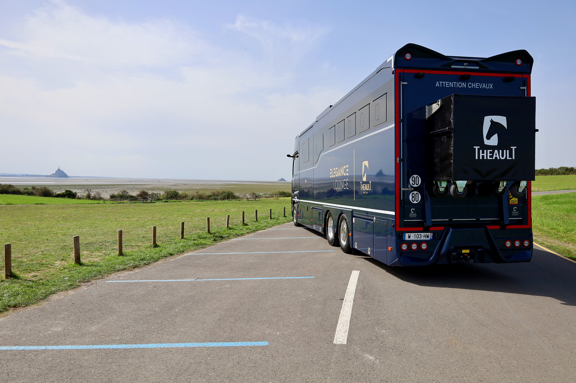 Luxuskarosse für edle Rösser - Mercedes-Benz Actros als Pferdetransporter mit „Élégance Lounge" Luxuskarosse für edle Rösser - Mercedes-Benz Actros als Pferdetransporter mit „Élégance Lounge“