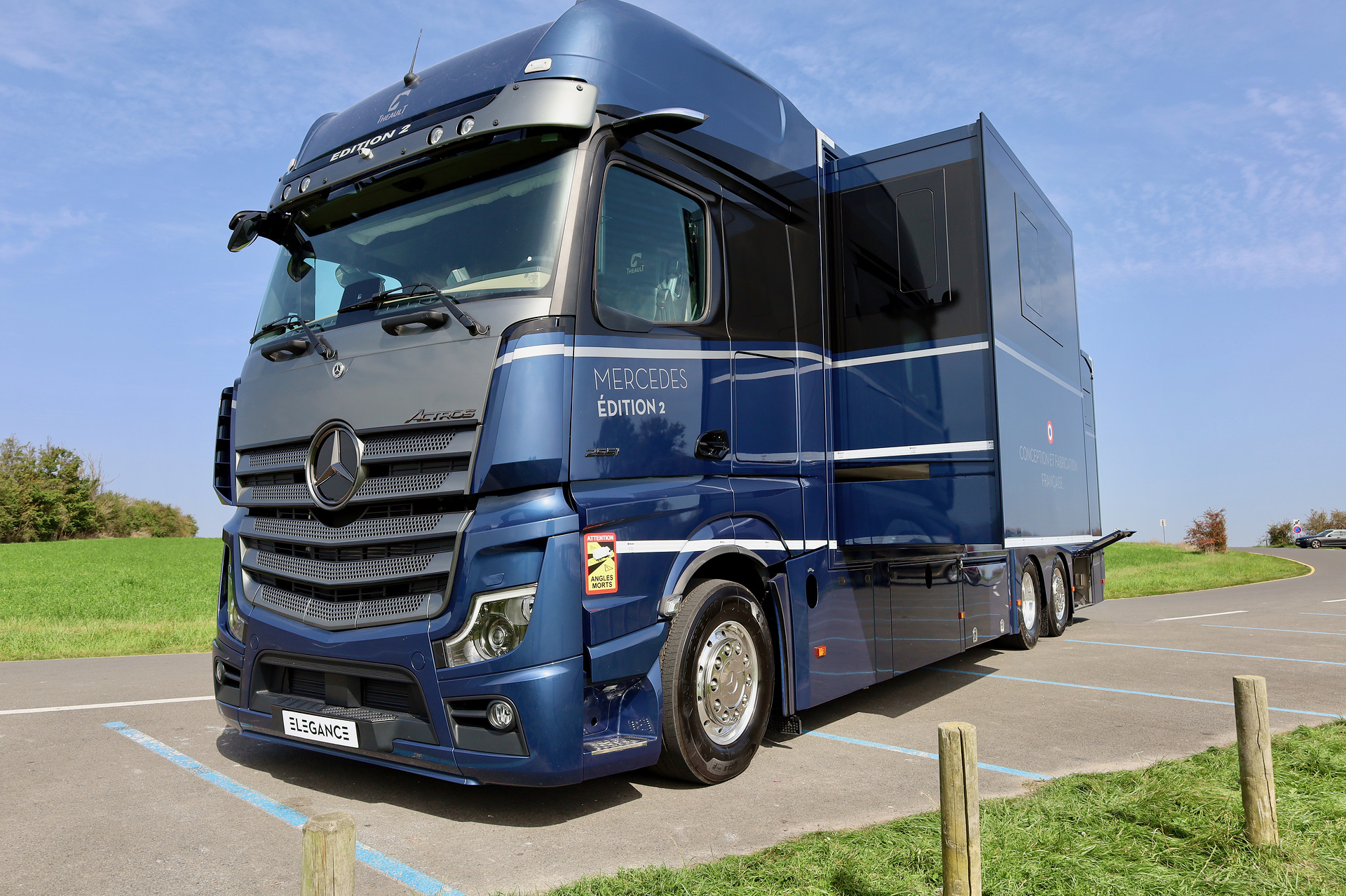 Luxuskarosse für edle Rösser - Mercedes-Benz Actros als Pferdetransporter mit „Élégance Lounge" Luxuskarosse für edle Rösser - Mercedes-Benz Actros als Pferdetransporter mit „Élégance Lounge“