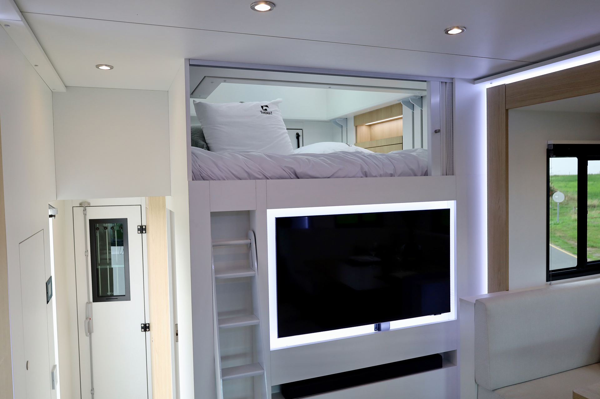 Luxuskarosse für edle Rösser - Mercedes-Benz Actros als Pferdetransporter mit „Élégance Lounge" Luxuskarosse für edle Rösser - Mercedes-Benz Actros als Pferdetransporter mit „Élégance Lounge“