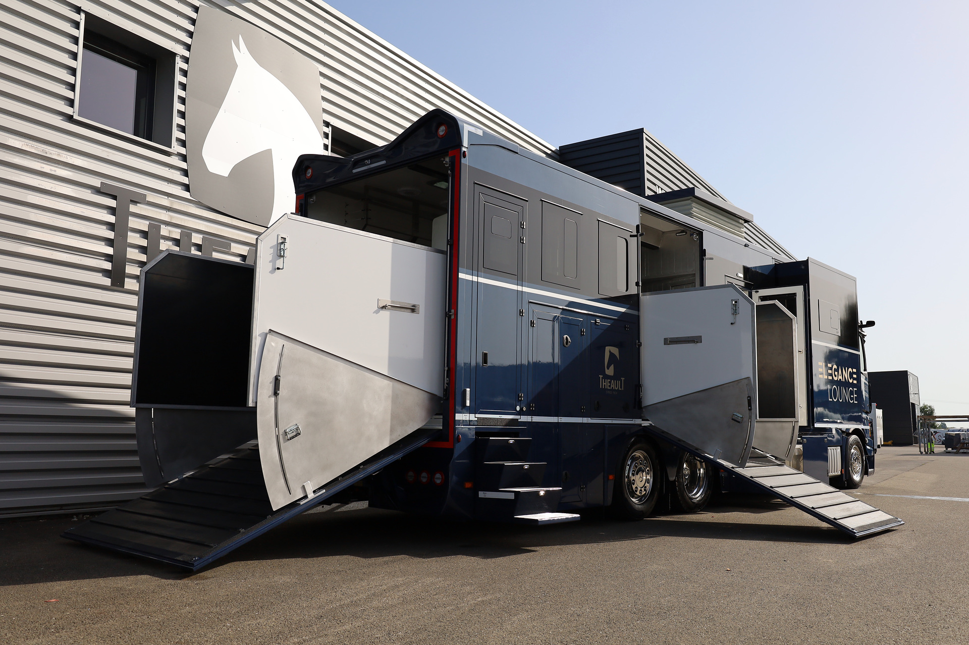 Luxuskarosse für edle Rösser - Mercedes-Benz Actros als Pferdetransporter mit „Élégance Lounge" Luxuskarosse für edle Rösser - Mercedes-Benz Actros als Pferdetransporter mit „Élégance Lounge“