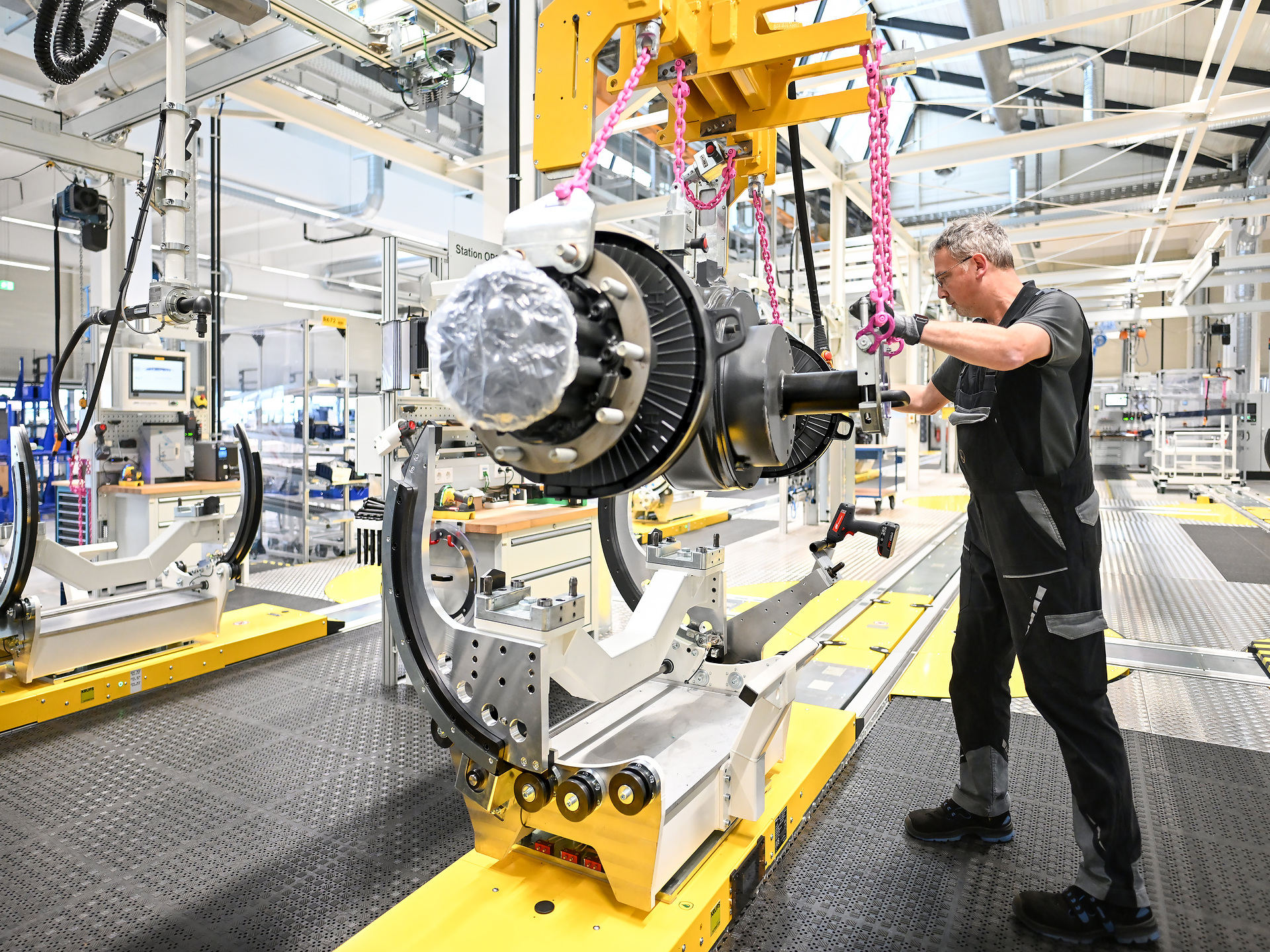 Production start for central components of the new eActros 600 at the Gaggenau and Kassel plants