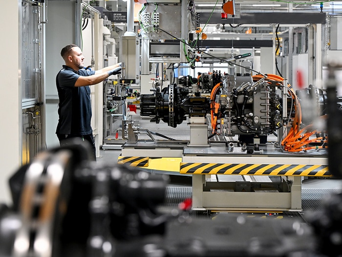 Production start for central components of the new eActros 600 at the Gaggenau and Kassel plants