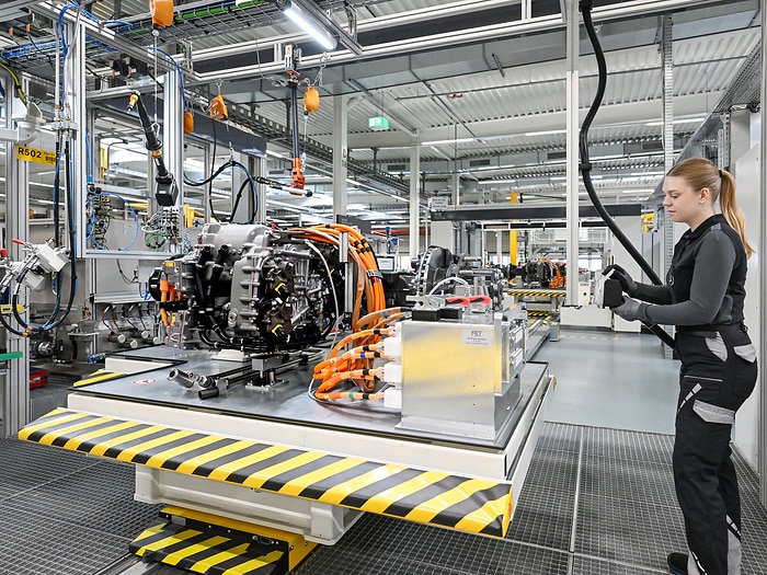 Production start for central components of the new eActros 600 at the Gaggenau and Kassel plants