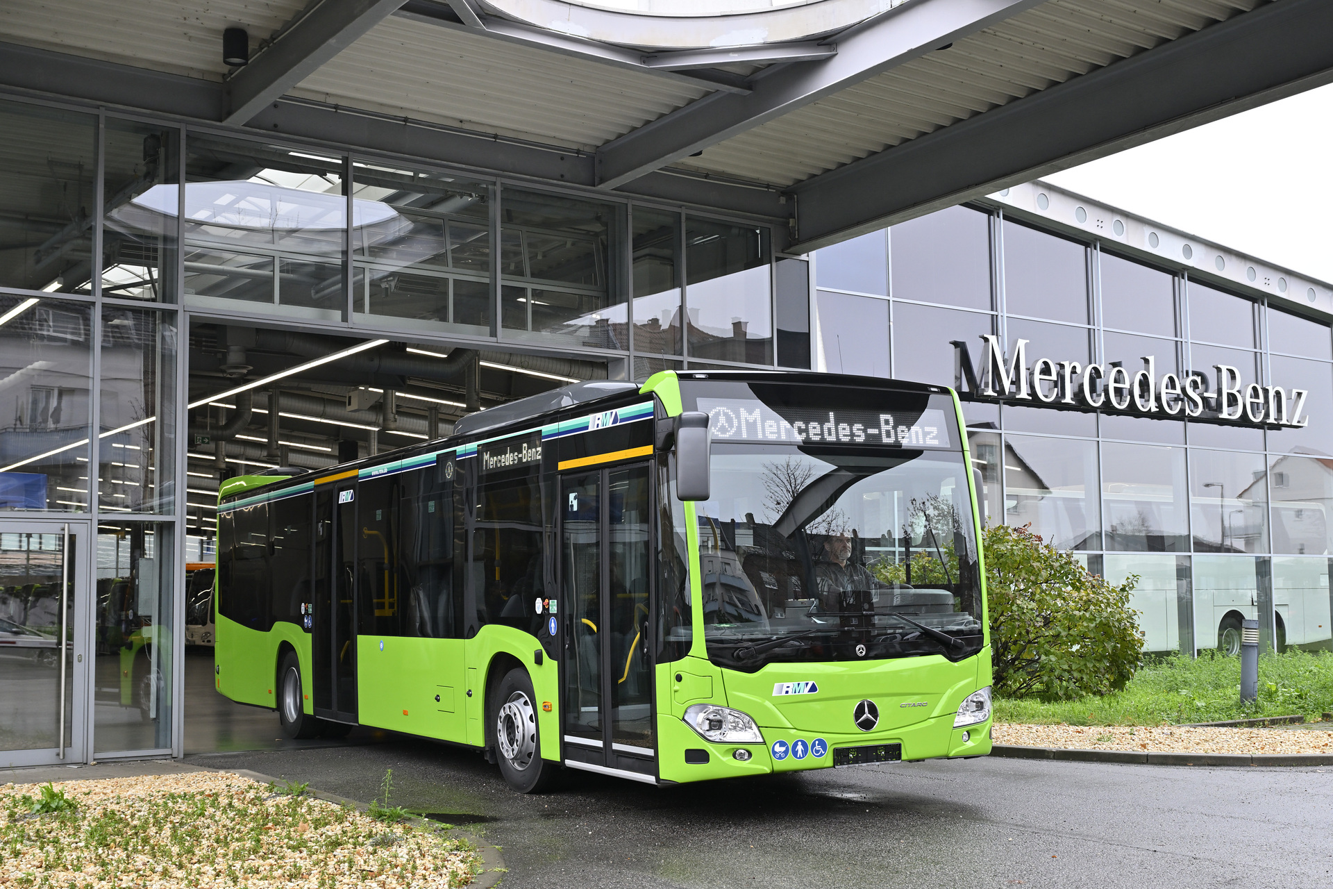 Medenbach Traffic rejuvenates fleet with 57 hybrid city buses from Mercedes-Benz