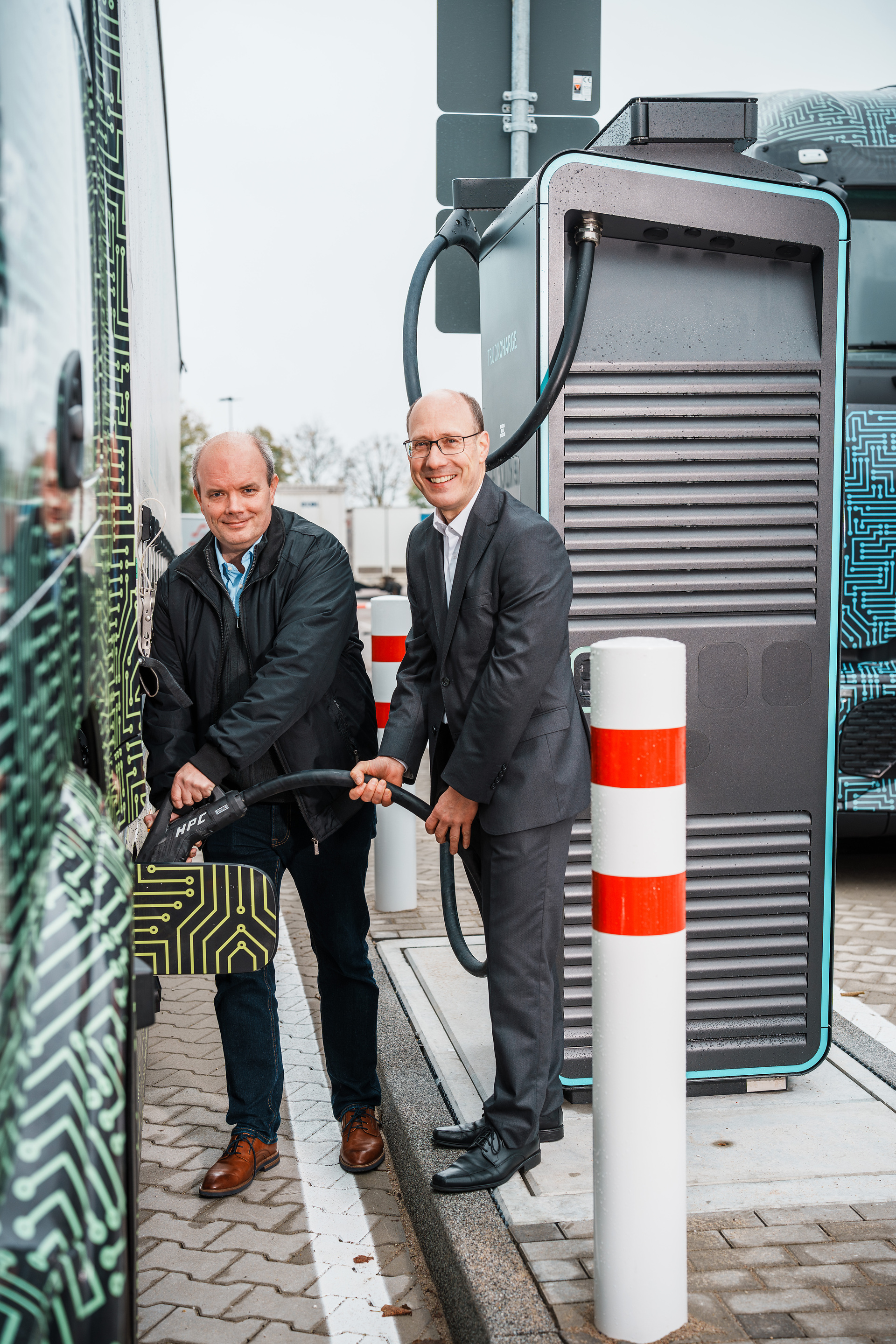 Charging instead of refueling: Mercedes-Benz Wörth plant opens fast-charging park for e-trucks in inbound logistics