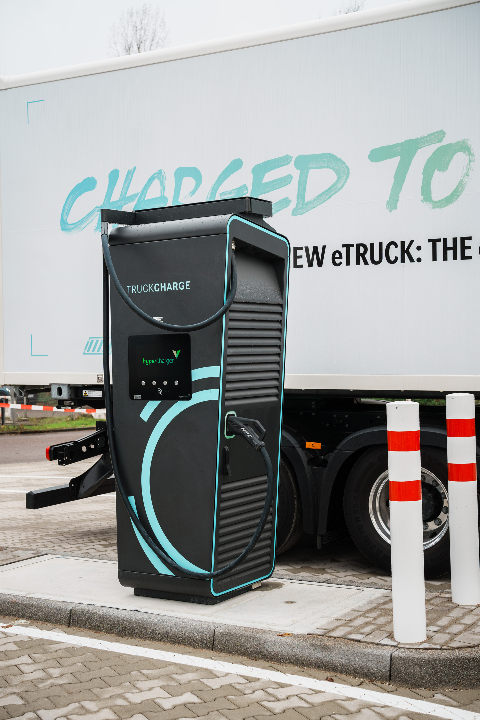 Charging instead of refueling: Mercedes-Benz Wörth plant opens fast-charging park for e-trucks in inbound logistics