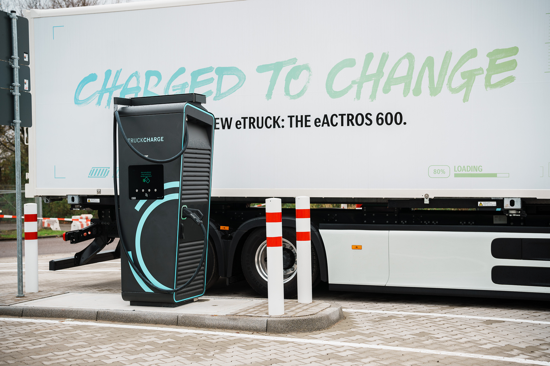 Charging instead of refueling: Mercedes-Benz Wörth plant opens fast-charging park for e-trucks in inbound logistics