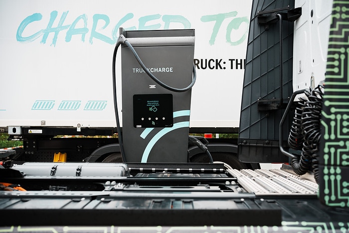 Charging instead of refueling: Mercedes-Benz Wörth plant opens fast-charging park for e-trucks in inbound logistics