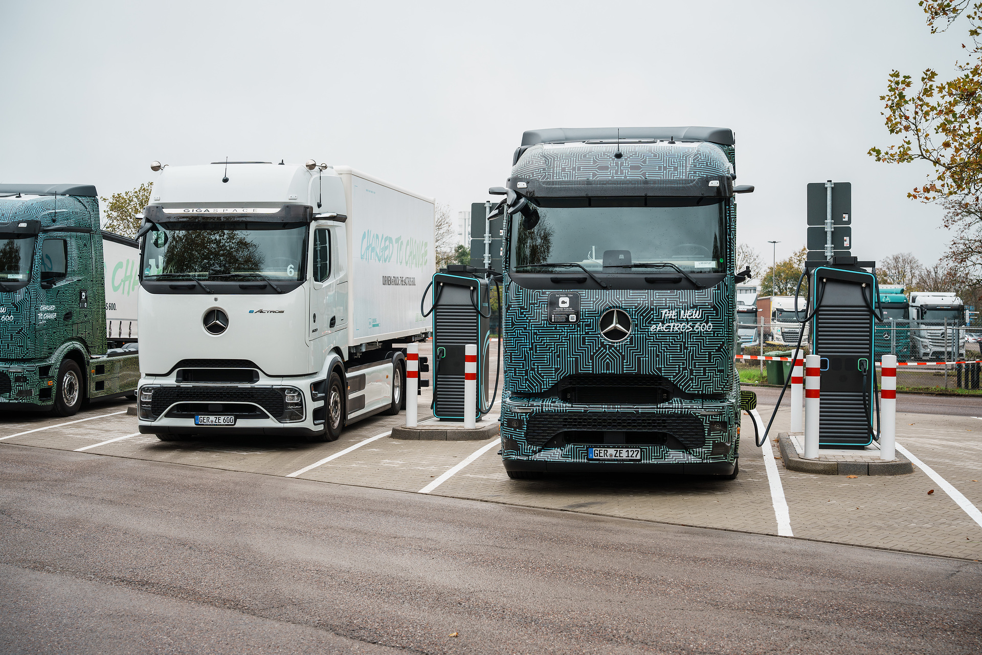 Charging instead of refueling: Mercedes-Benz Wörth plant opens fast-charging park for e-trucks in inbound logistics