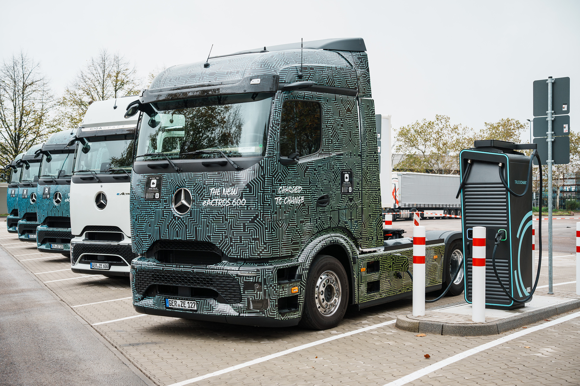 Charging instead of refueling: Mercedes-Benz Wörth plant opens fast-charging park for e-trucks in inbound logistics